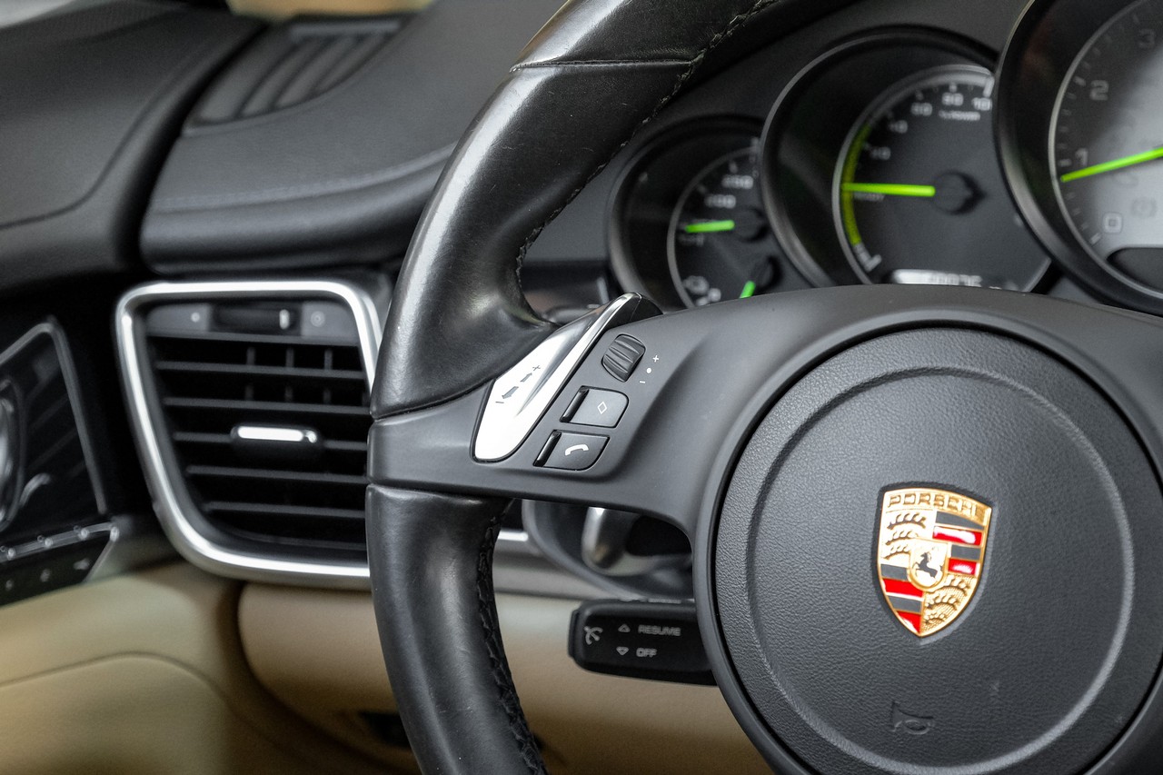 Porsche Panamera Vehicle Main Gallery Image 18
