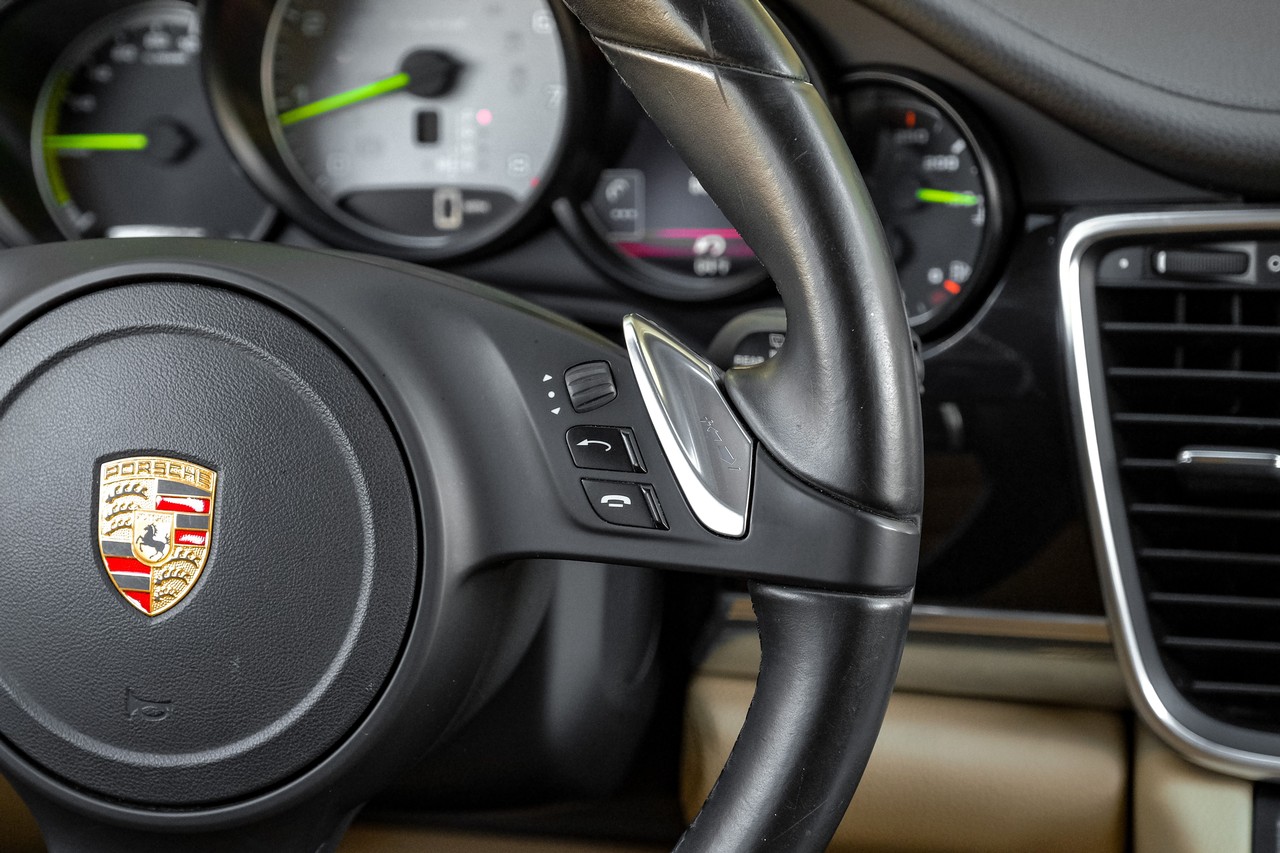 Porsche Panamera Vehicle Main Gallery Image 19