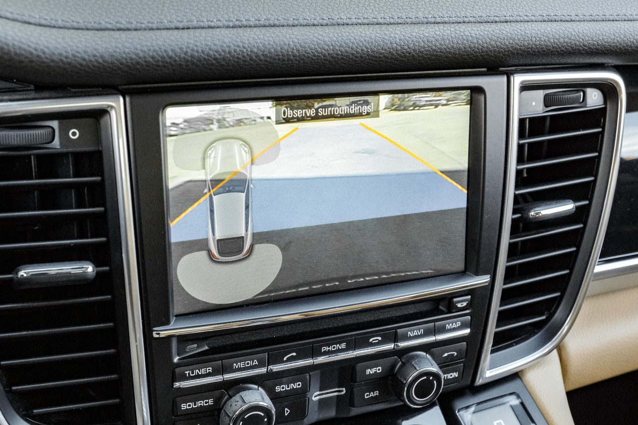 Porsche Panamera Vehicle Main Gallery Image 23