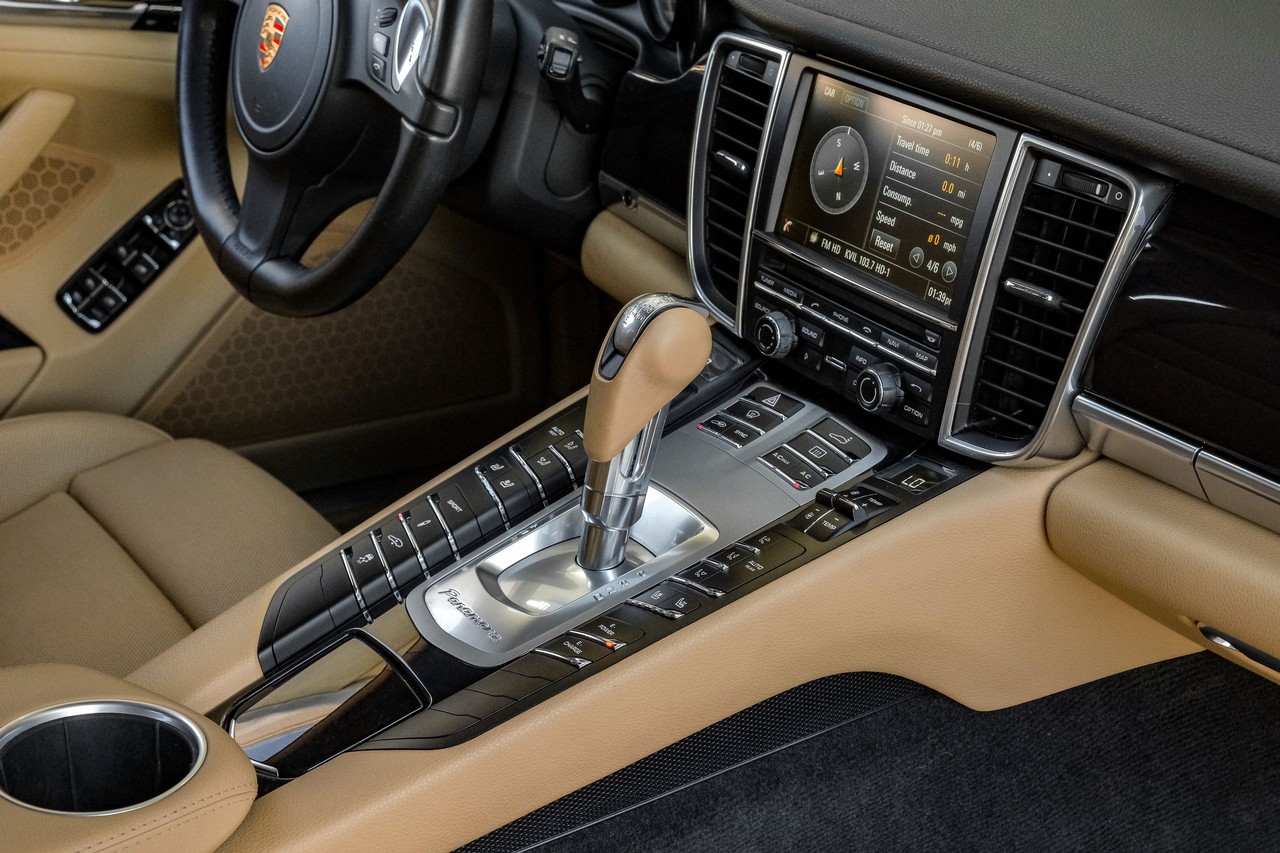 Porsche Panamera Vehicle Main Gallery Image 24
