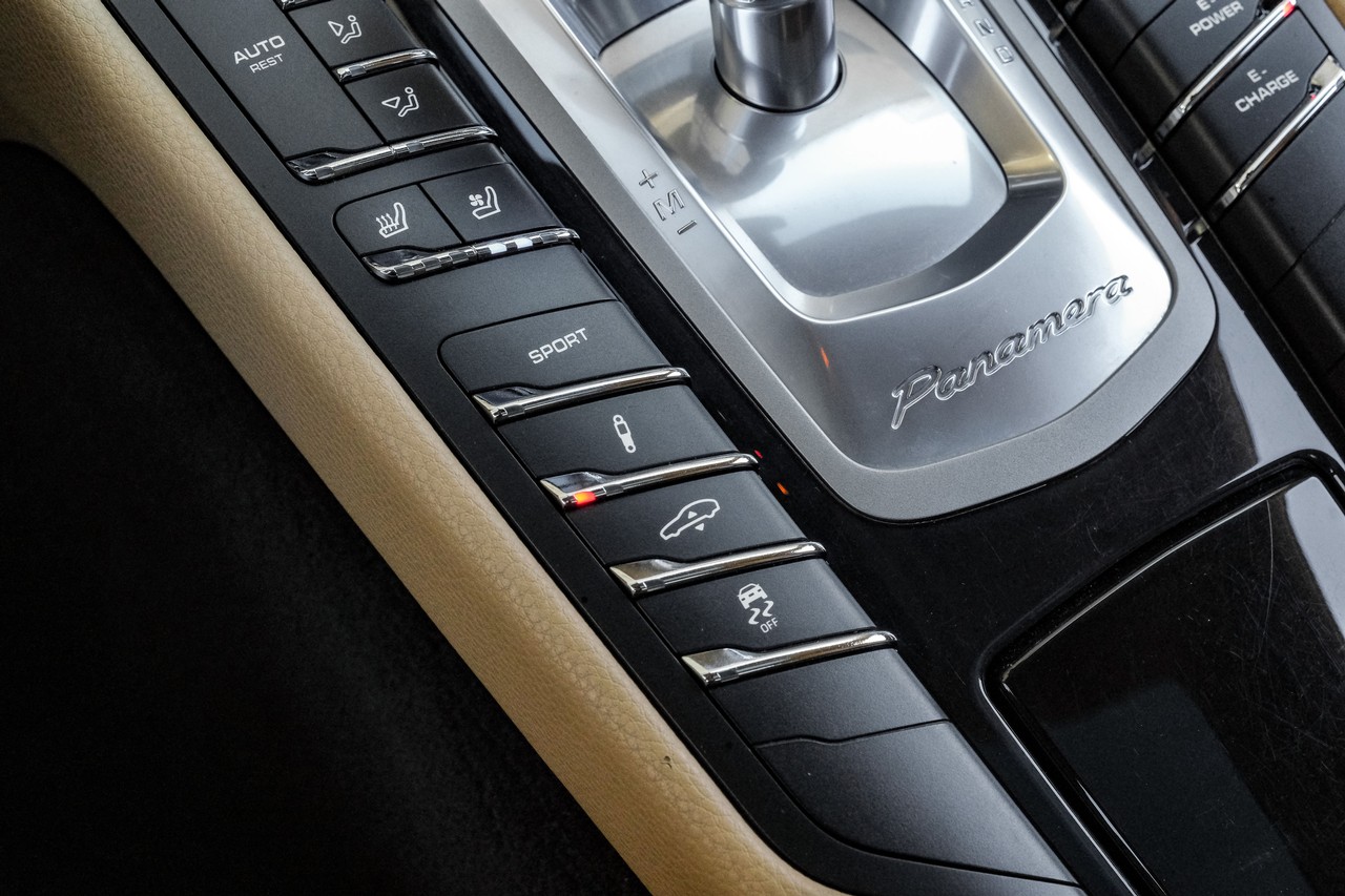 Porsche Panamera Vehicle Main Gallery Image 27