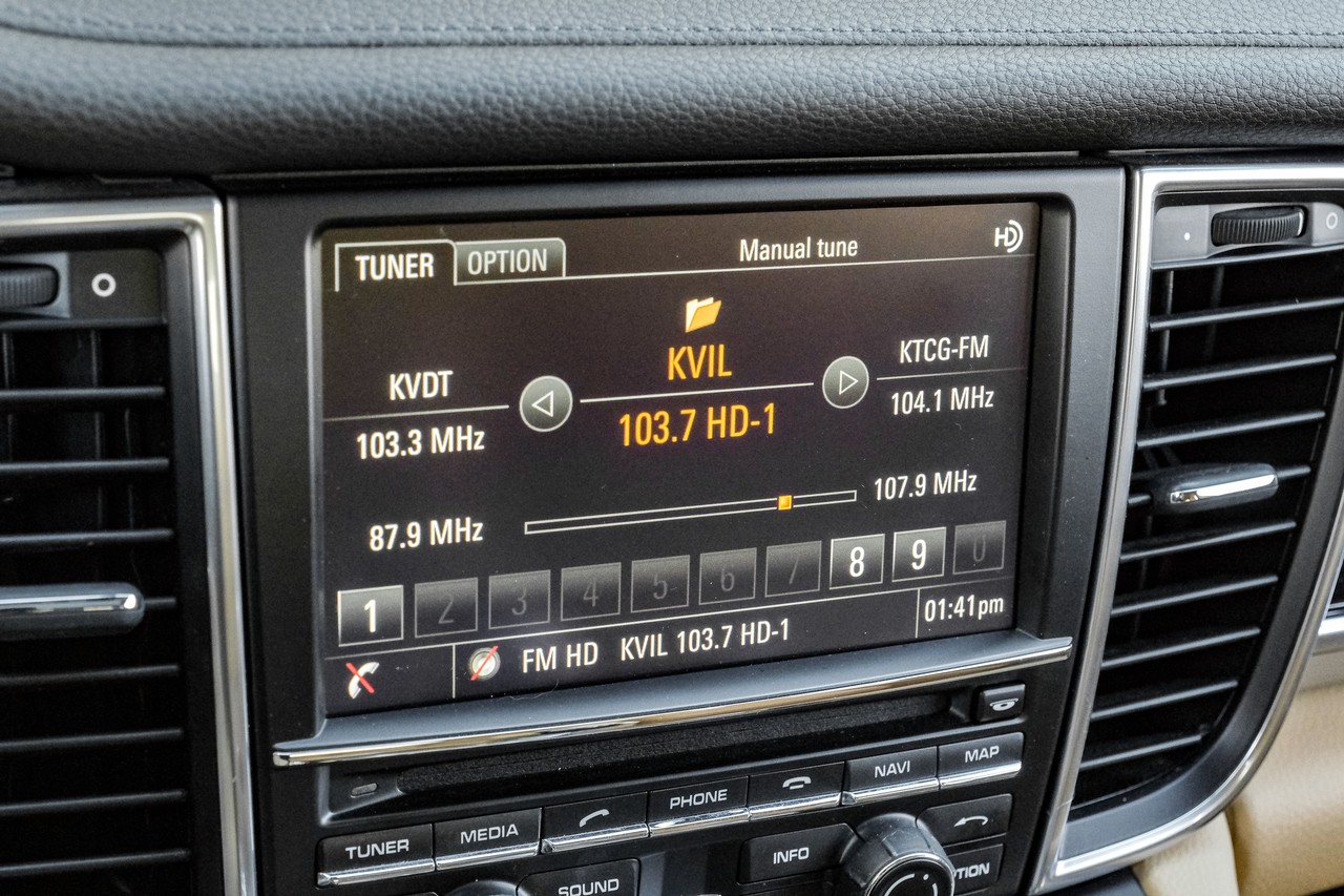 Porsche Panamera Vehicle Main Gallery Image 32