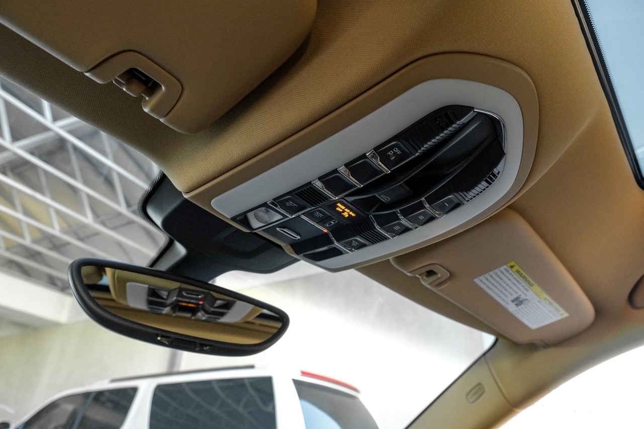 Porsche Panamera Vehicle Main Gallery Image 34