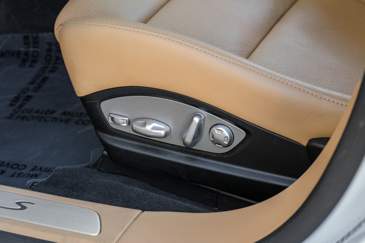 Porsche Panamera Vehicle Main Gallery Image 36