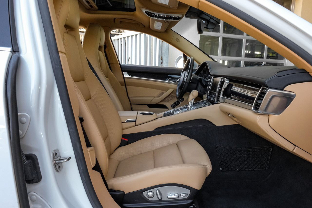 Porsche Panamera Vehicle Main Gallery Image 37