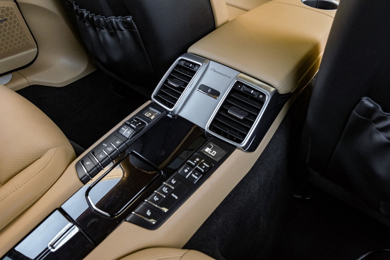 Porsche Panamera Vehicle Main Gallery Image 42