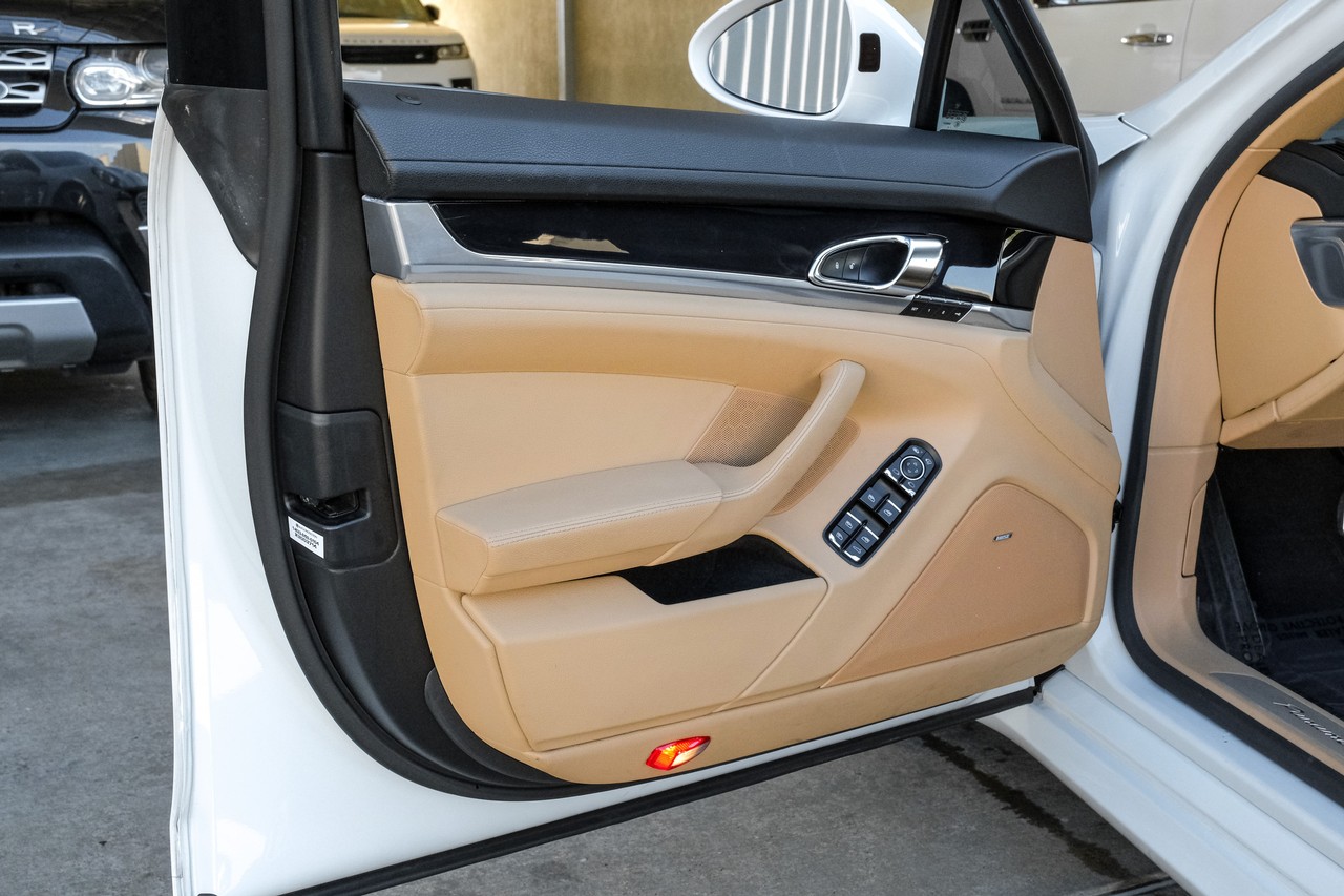 Porsche Panamera Vehicle Main Gallery Image 47