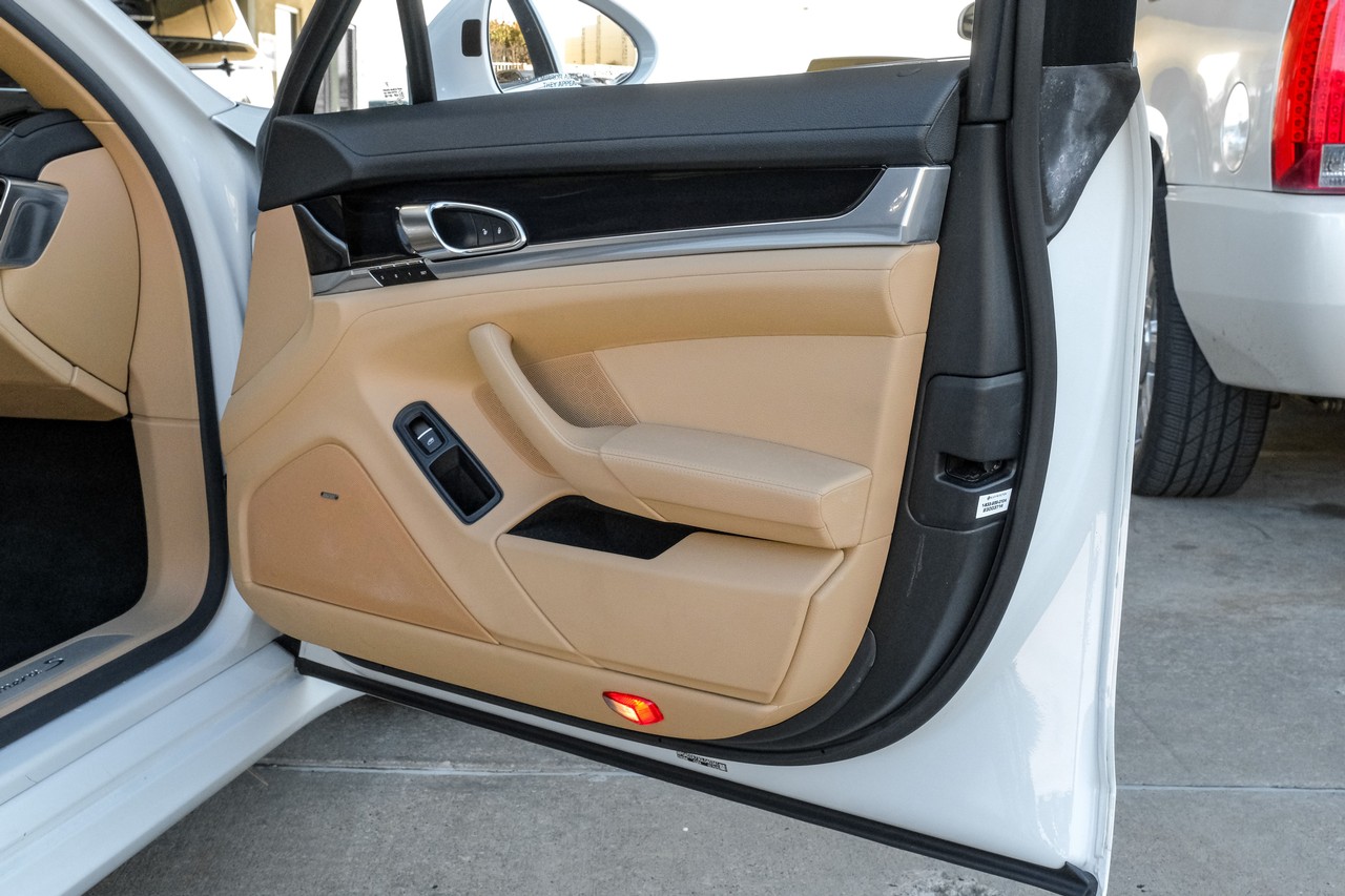 Porsche Panamera Vehicle Main Gallery Image 49