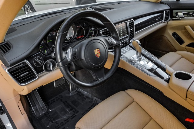 Porsche Panamera Vehicle Main Gallery Image 03