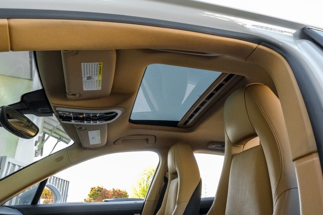 Porsche Panamera Vehicle Main Gallery Image 05