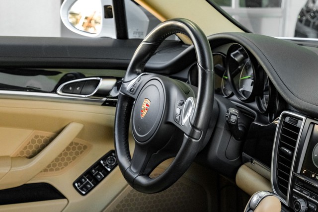 Porsche Panamera Vehicle Main Gallery Image 14