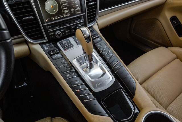 Porsche Panamera Vehicle Main Gallery Image 25