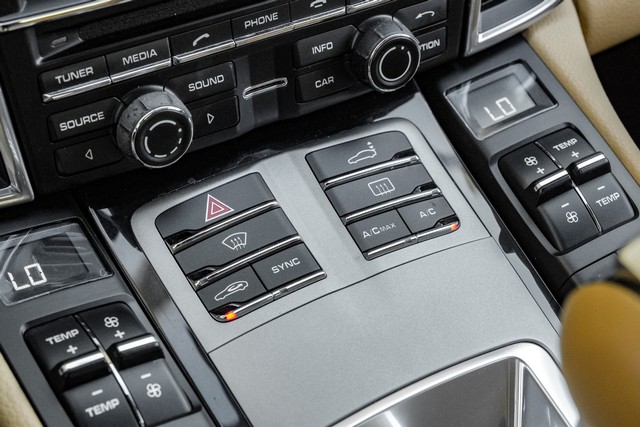 Porsche Panamera Vehicle Main Gallery Image 28