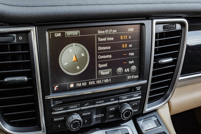 Porsche Panamera Vehicle Main Gallery Image 31