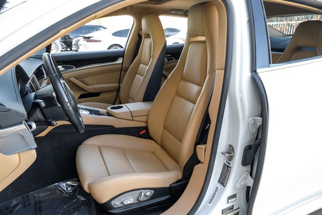 Porsche Panamera Vehicle Main Gallery Image 35