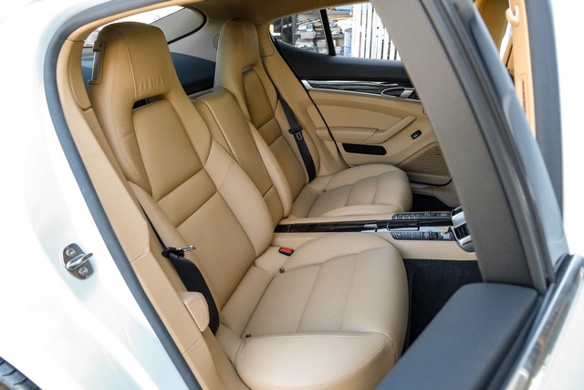 Porsche Panamera Vehicle Main Gallery Image 40