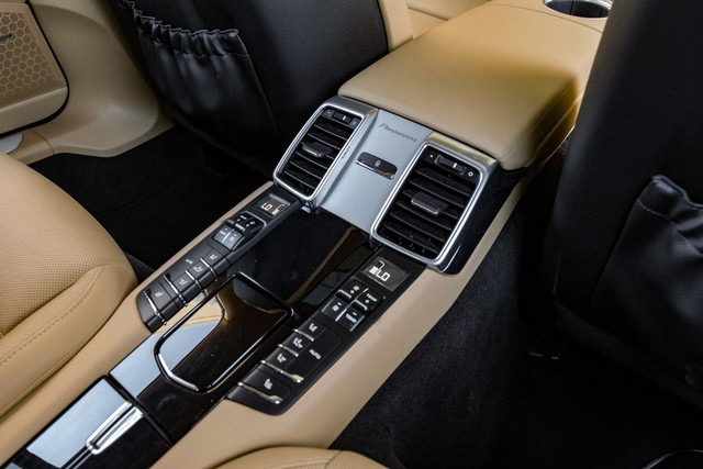 Porsche Panamera Vehicle Main Gallery Image 42