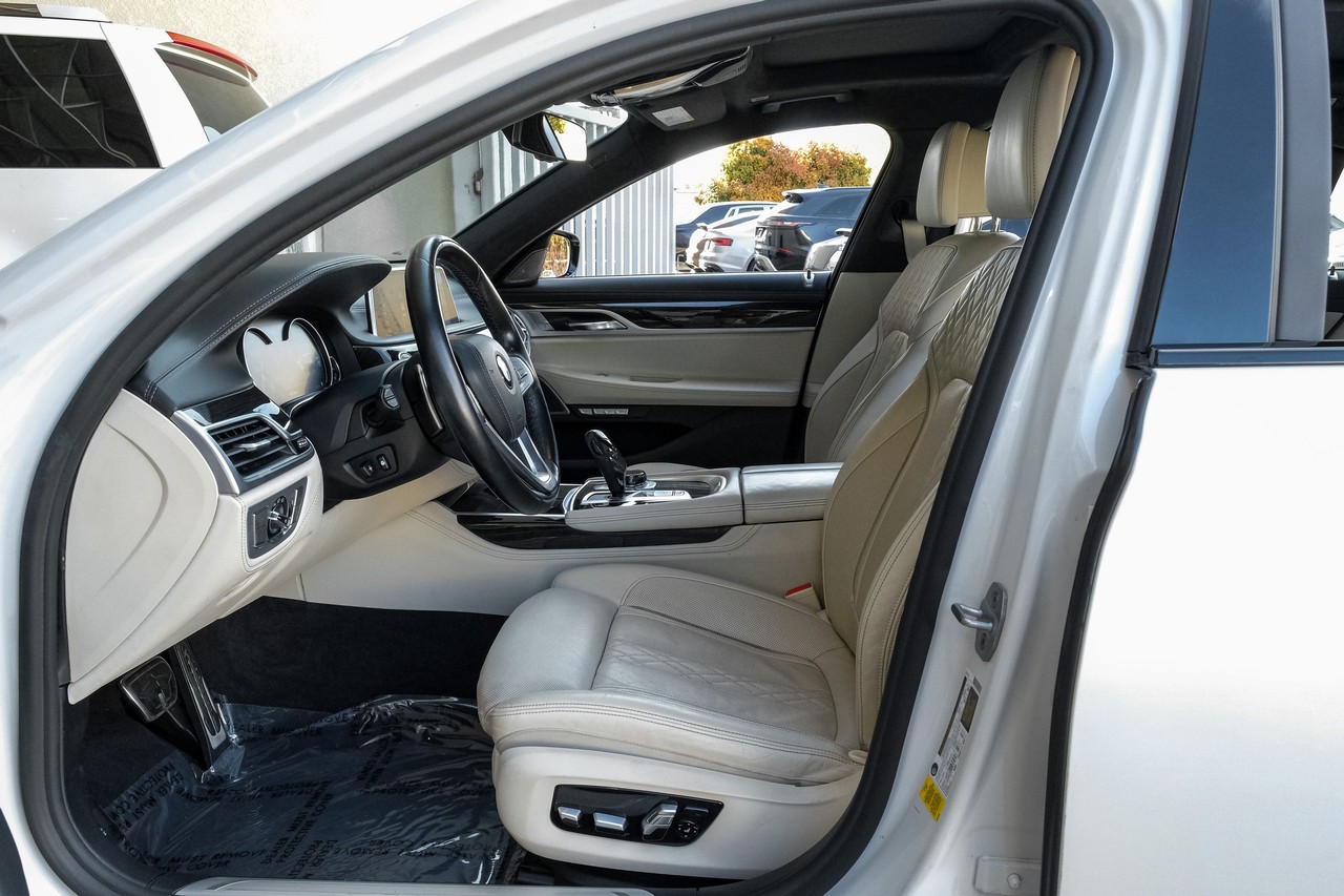BMW 7 Series Vehicle Main Gallery Image 04