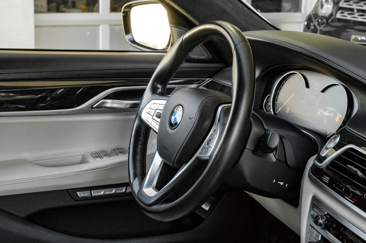 BMW 7 Series Vehicle Main Gallery Image 13