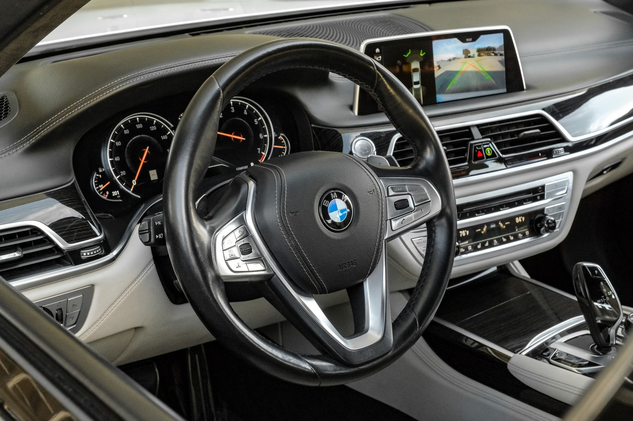 BMW 7 Series Vehicle Main Gallery Image 15