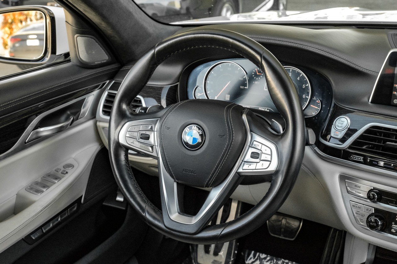 BMW 7 Series Vehicle Main Gallery Image 16