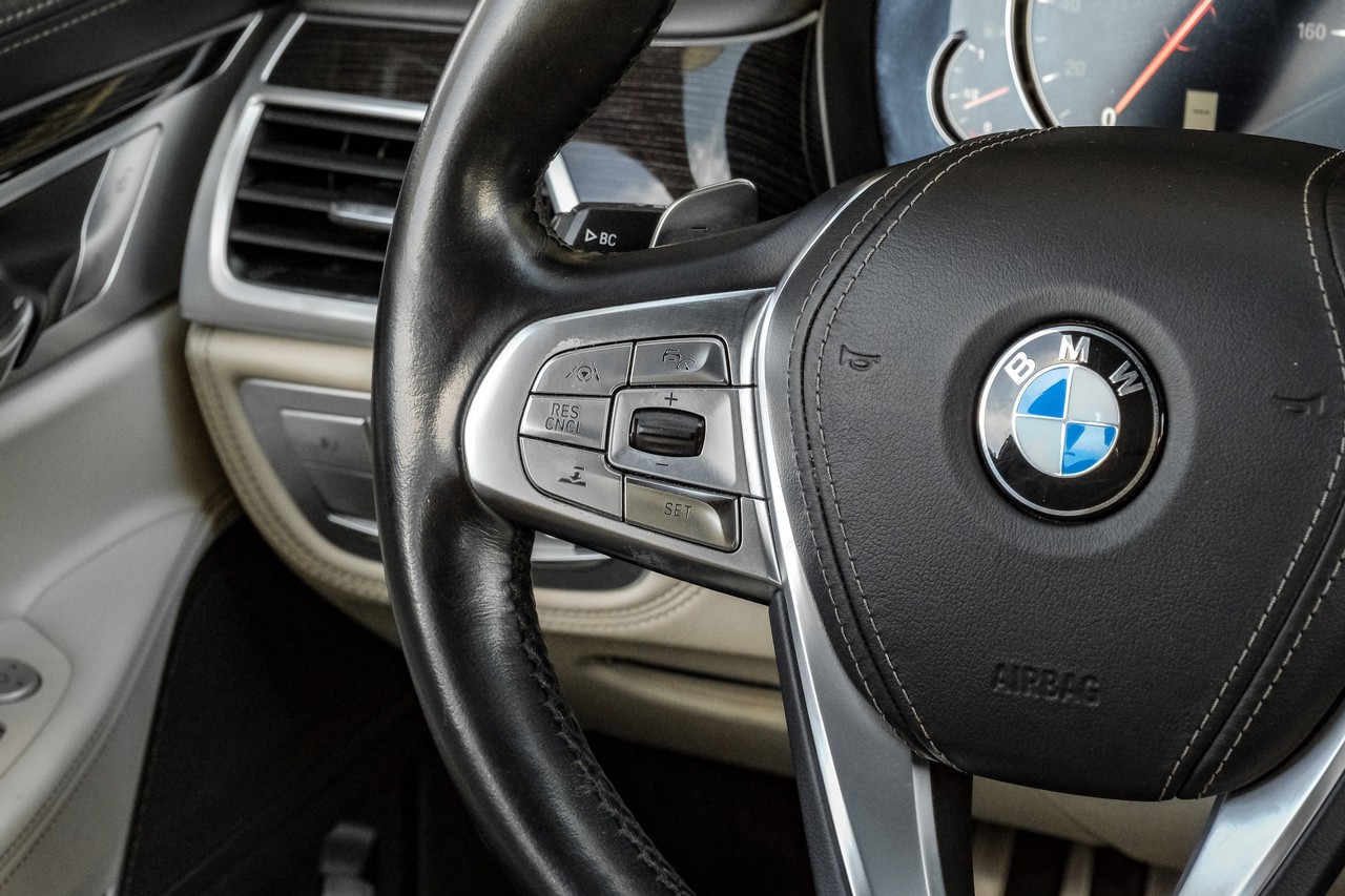 BMW 7 Series Vehicle Main Gallery Image 17