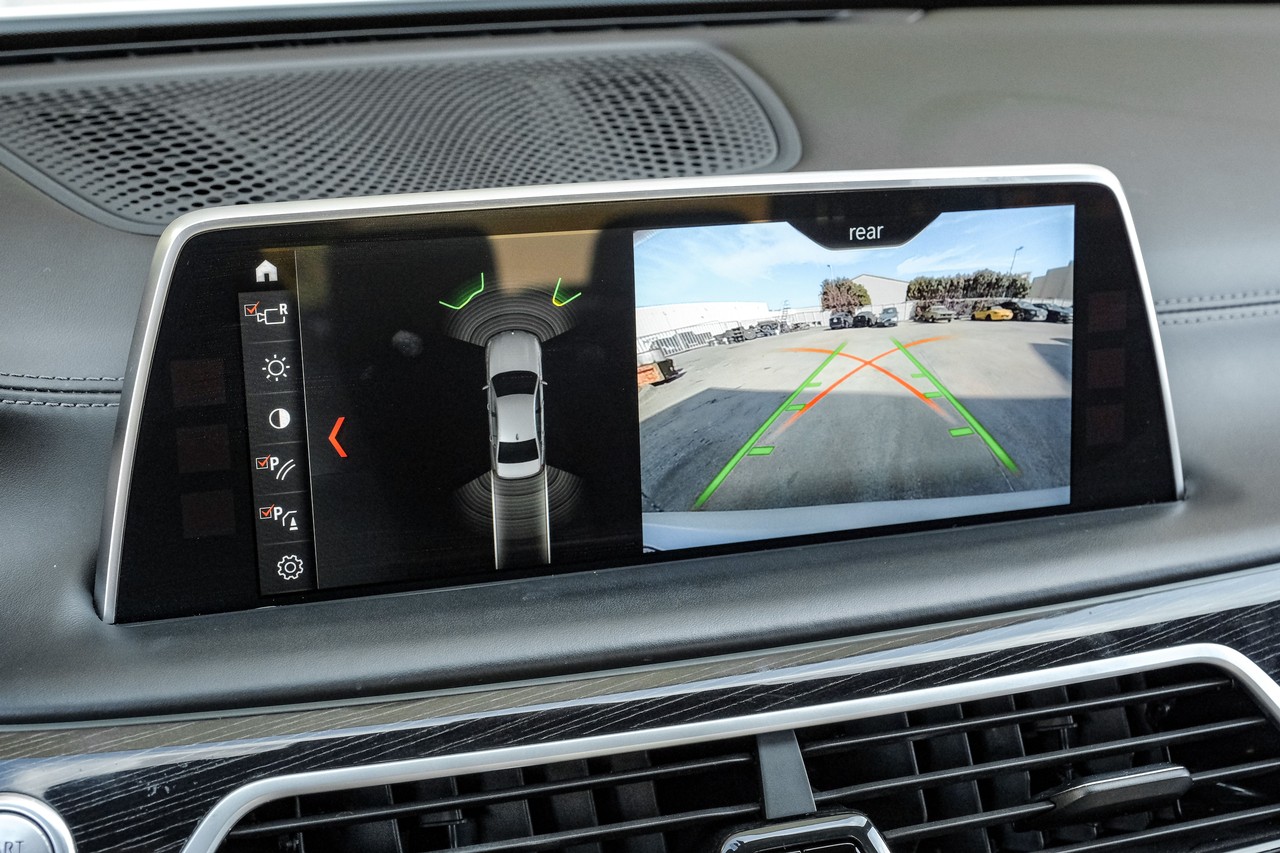 BMW 7 Series Vehicle Main Gallery Image 24