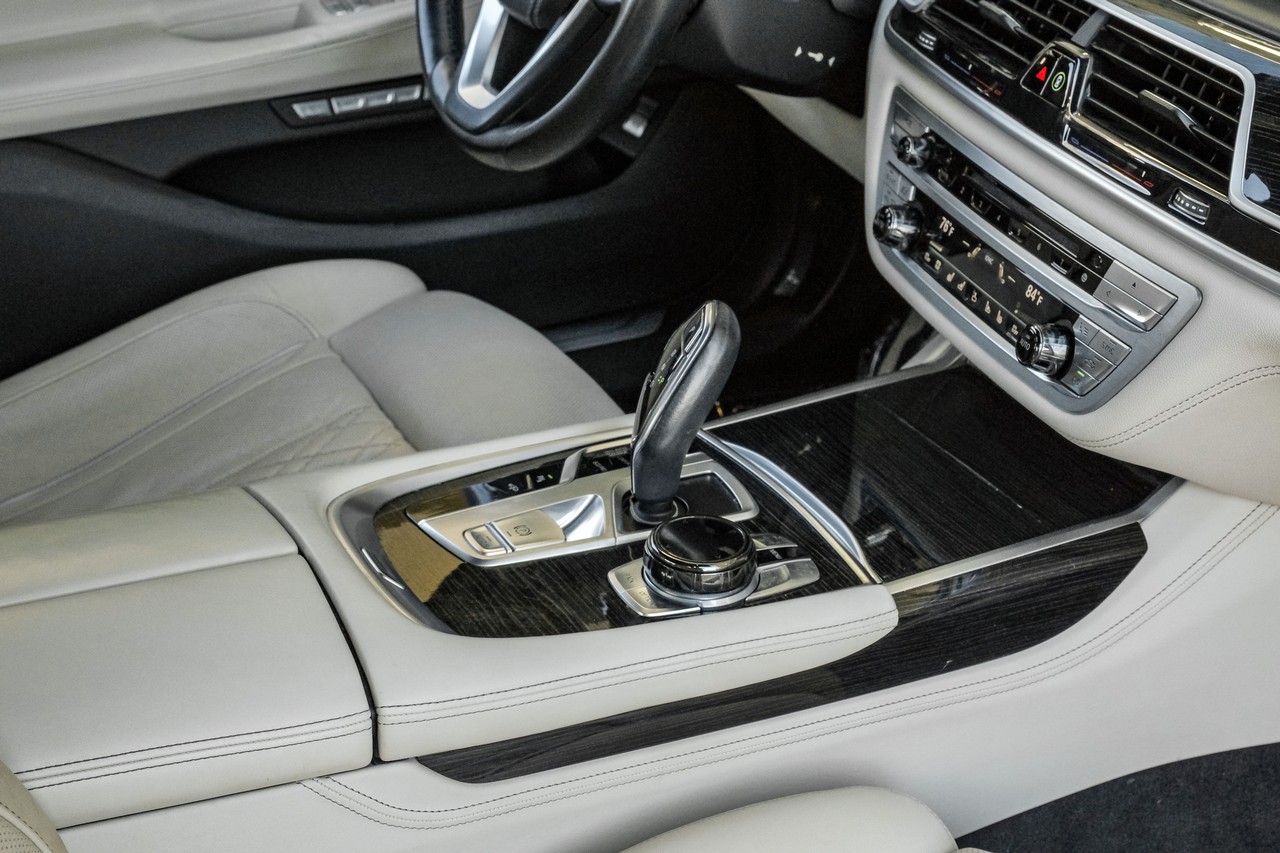 BMW 7 Series Vehicle Main Gallery Image 25