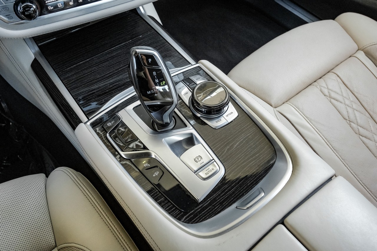 BMW 7 Series Vehicle Main Gallery Image 26