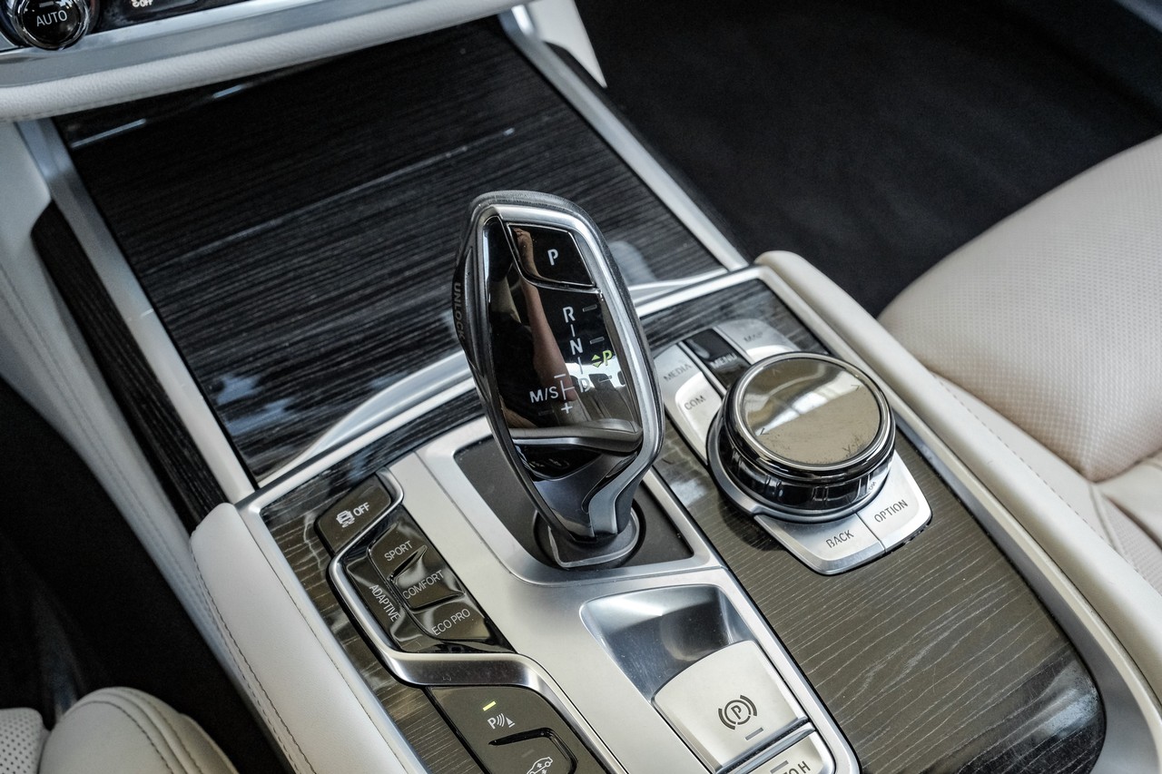 BMW 7 Series Vehicle Main Gallery Image 27