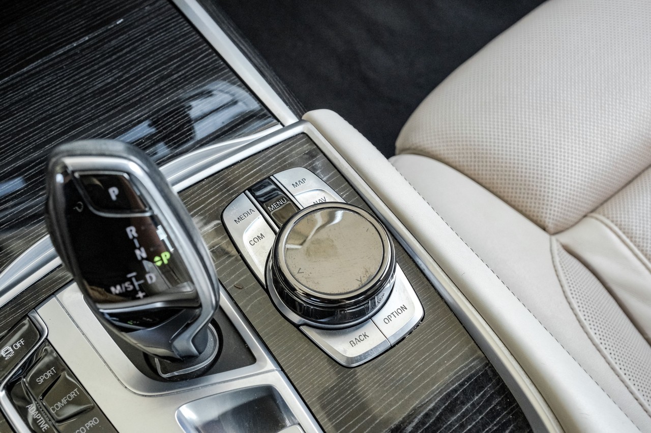 BMW 7 Series Vehicle Main Gallery Image 28