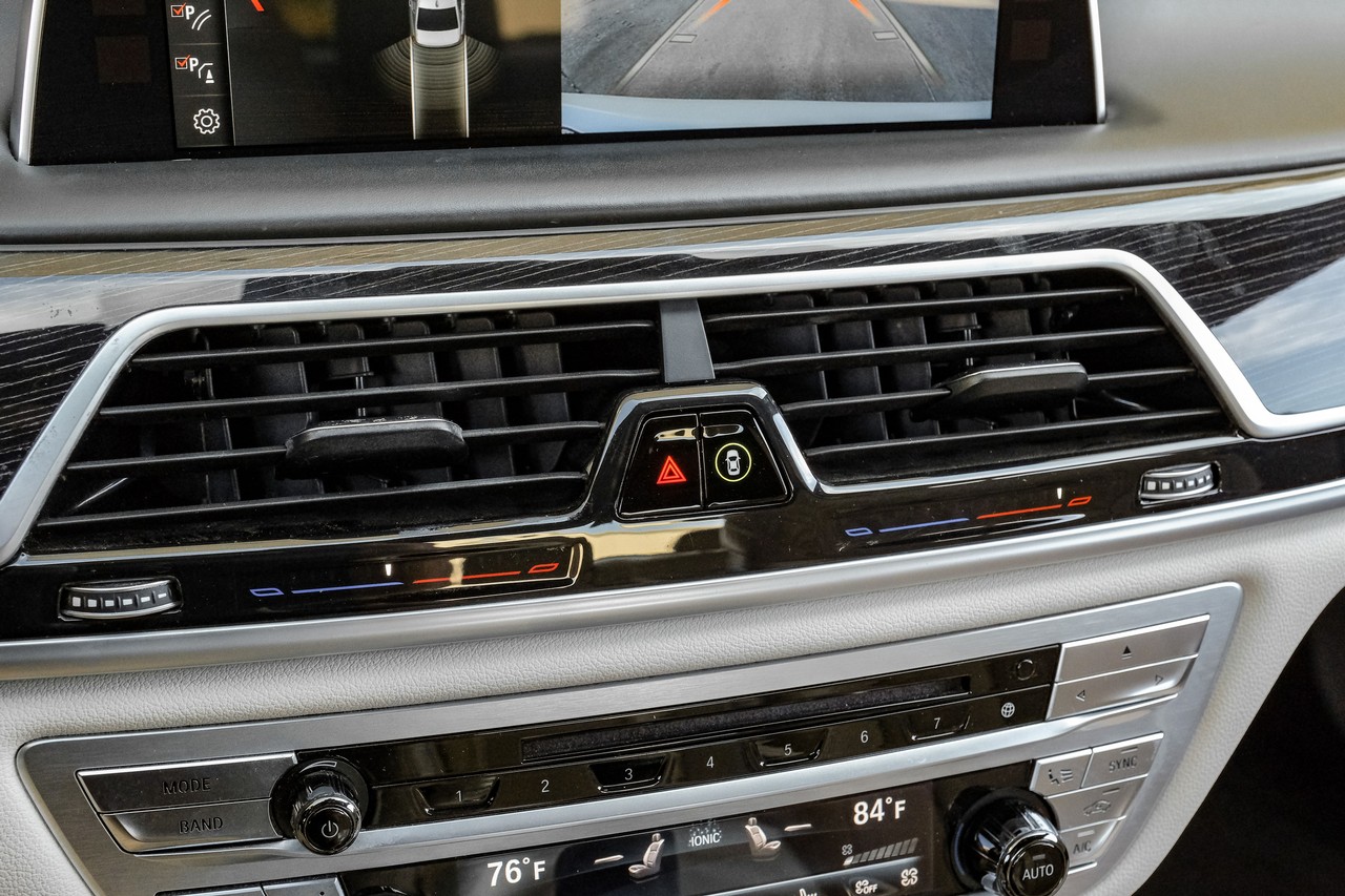 BMW 7 Series Vehicle Main Gallery Image 30