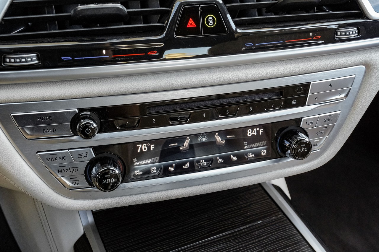 BMW 7 Series Vehicle Main Gallery Image 31