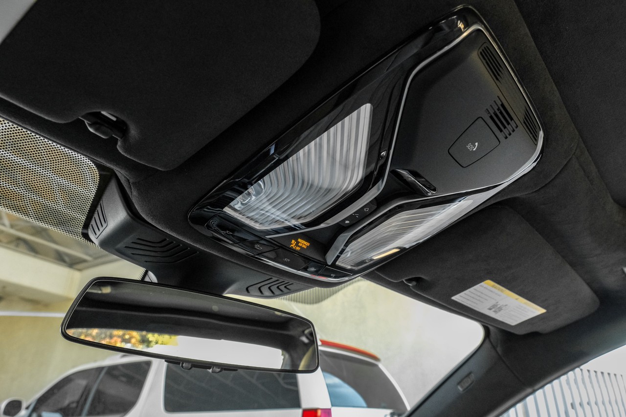 BMW 7 Series Vehicle Main Gallery Image 35