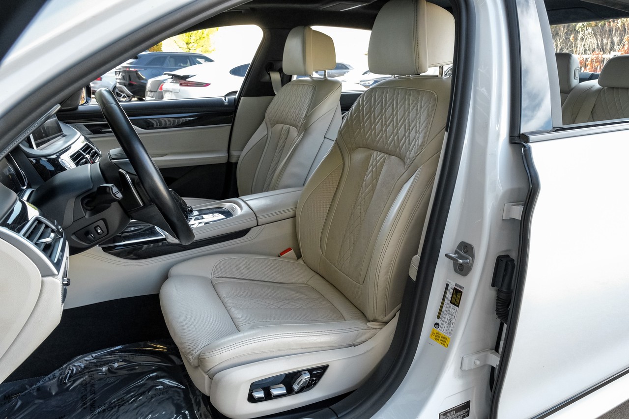 BMW 7 Series Vehicle Main Gallery Image 36