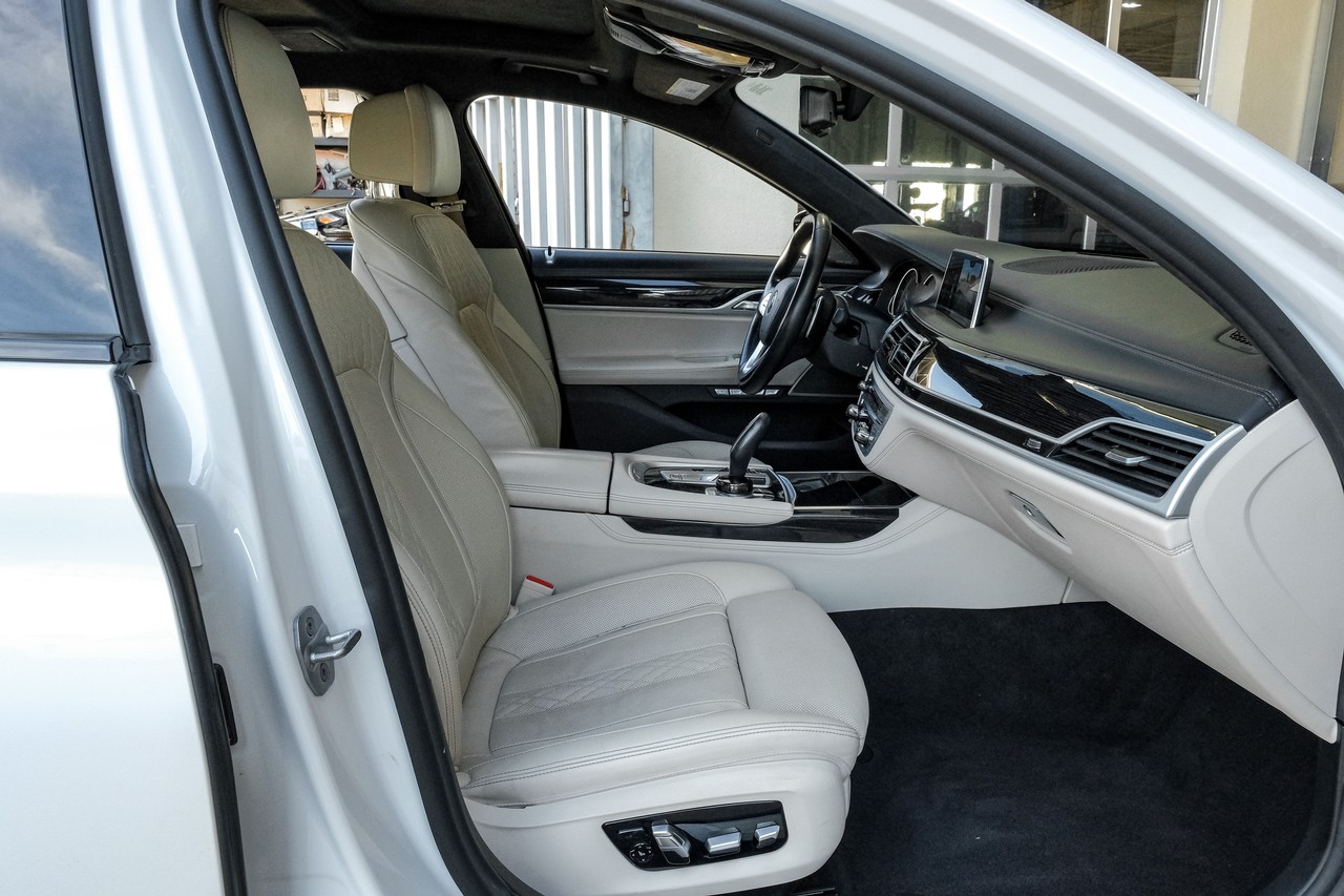 BMW 7 Series Vehicle Main Gallery Image 38