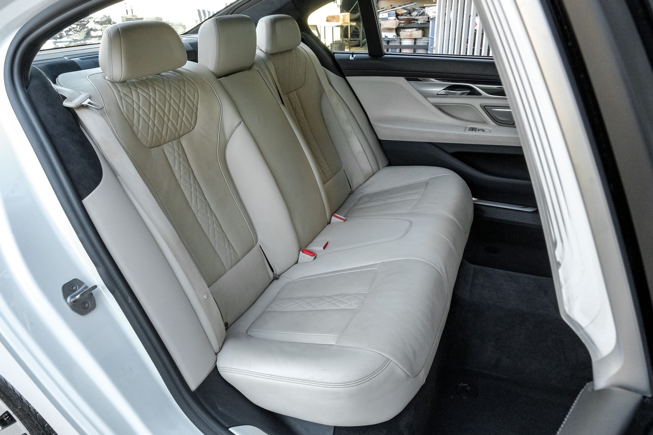 BMW 7 Series Vehicle Main Gallery Image 40