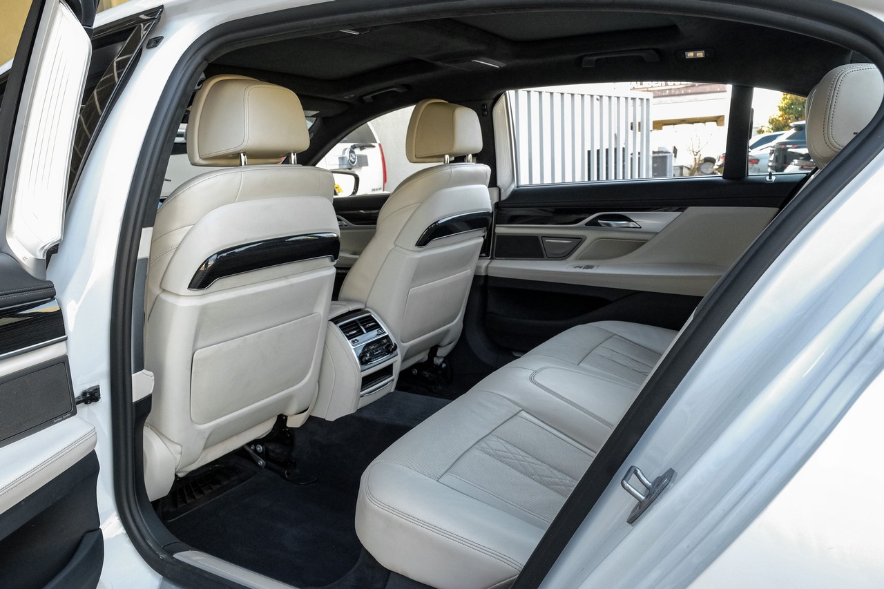 BMW 7 Series Vehicle Main Gallery Image 43