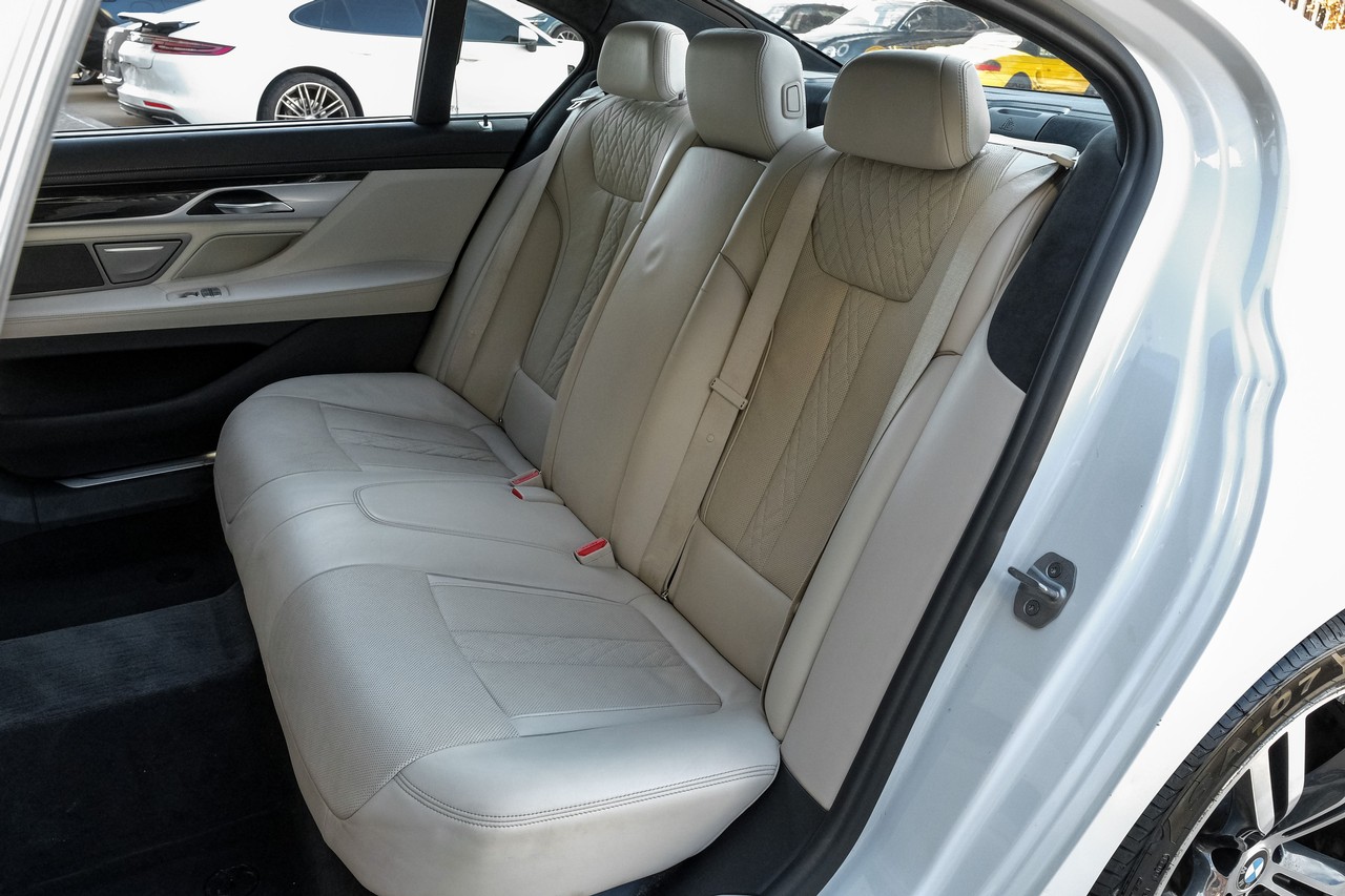 BMW 7 Series Vehicle Main Gallery Image 44