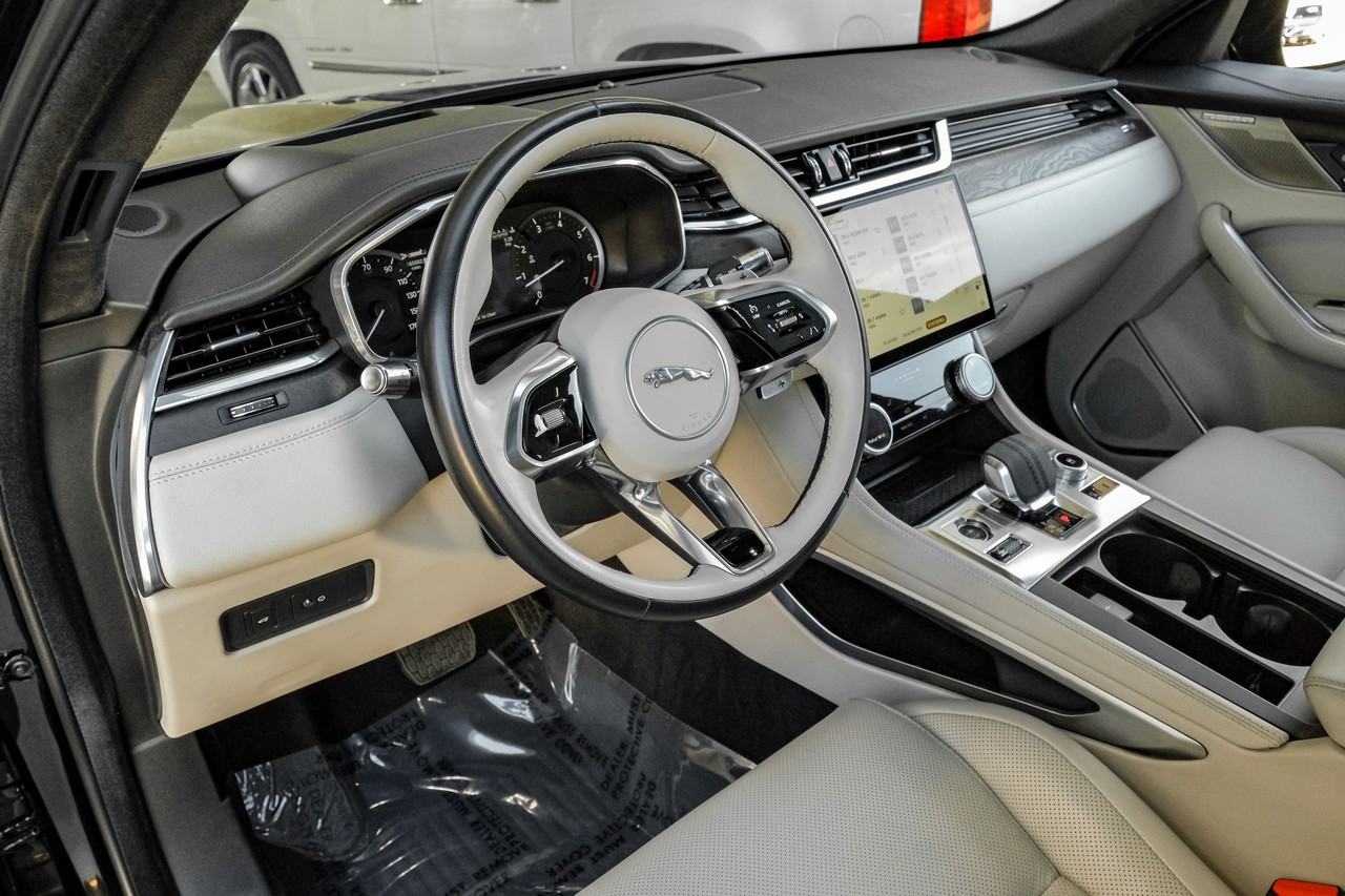 Jaguar F-PACE Vehicle Main Gallery Image 03