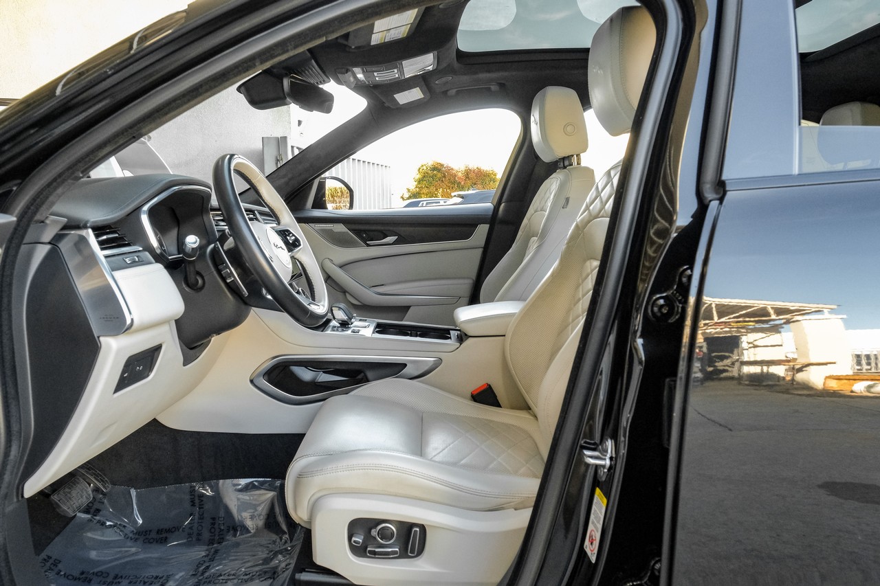 Jaguar F-PACE Vehicle Main Gallery Image 04