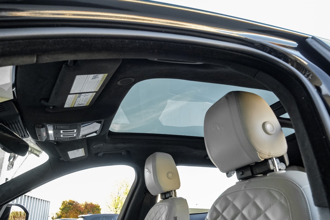 Jaguar F-PACE Vehicle Main Gallery Image 05