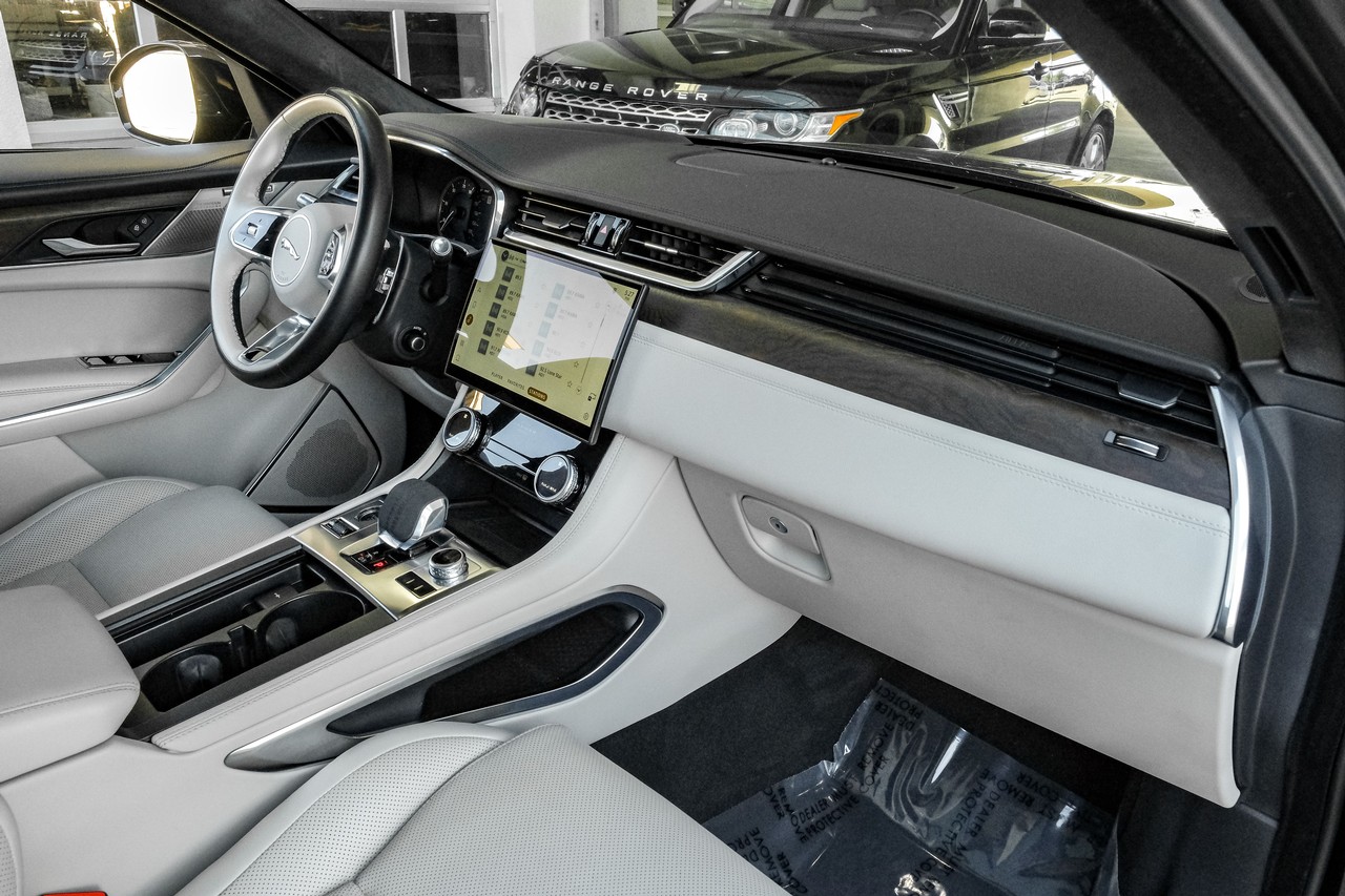 Jaguar F-PACE Vehicle Main Gallery Image 13