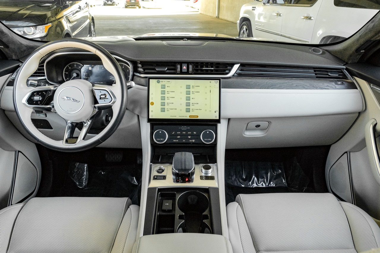 Jaguar F-PACE Vehicle Main Gallery Image 15