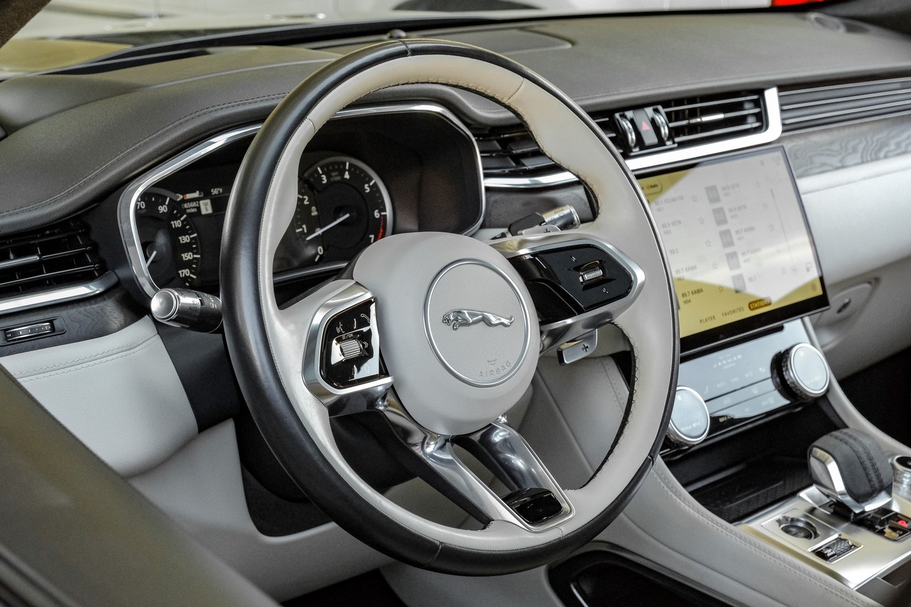 Jaguar F-PACE Vehicle Main Gallery Image 16