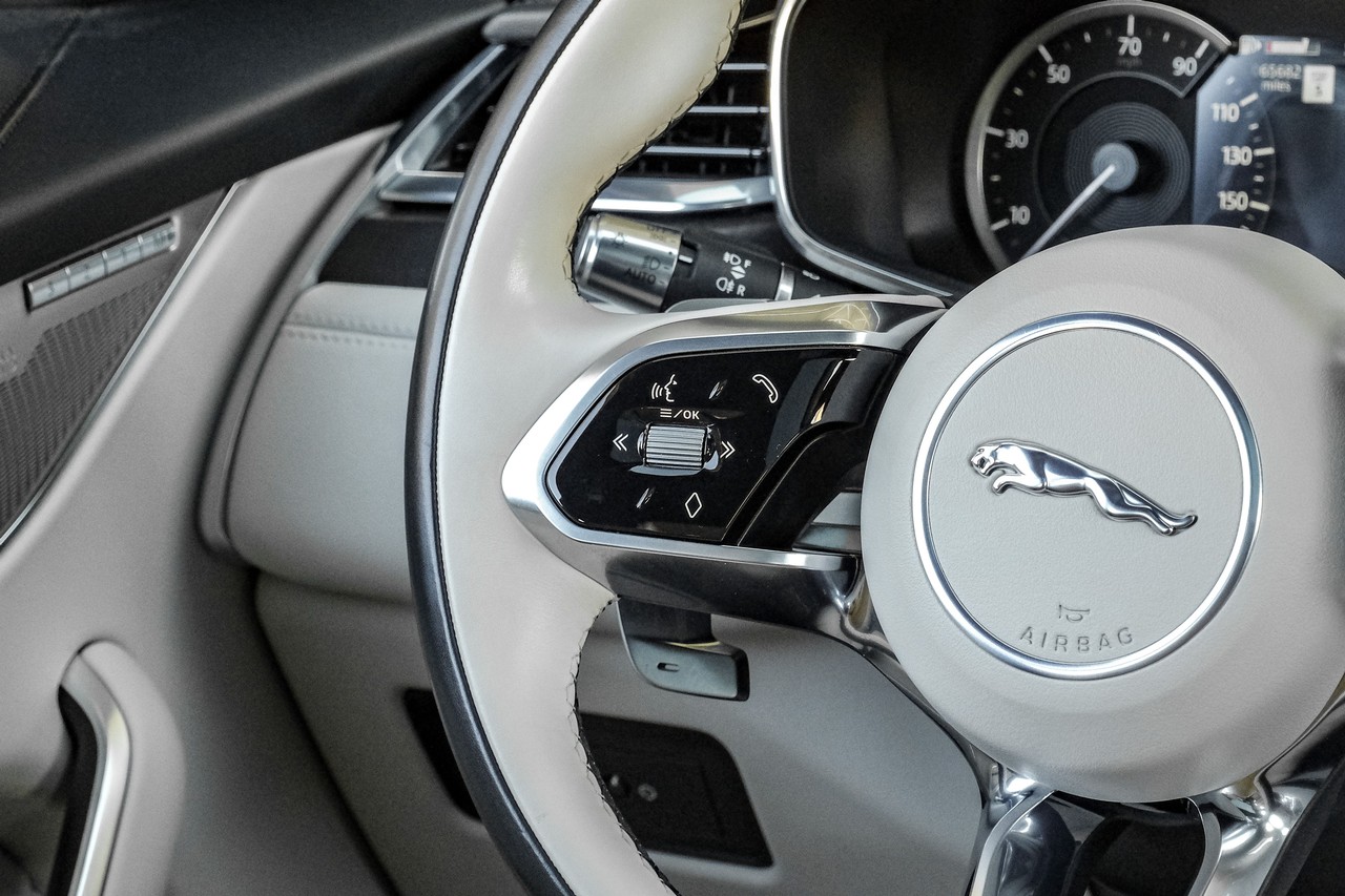 Jaguar F-PACE Vehicle Main Gallery Image 18