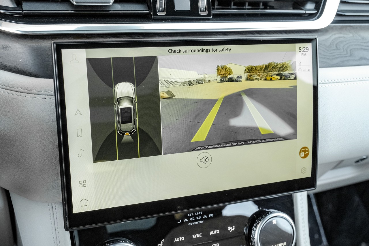 Jaguar F-PACE Vehicle Main Gallery Image 25