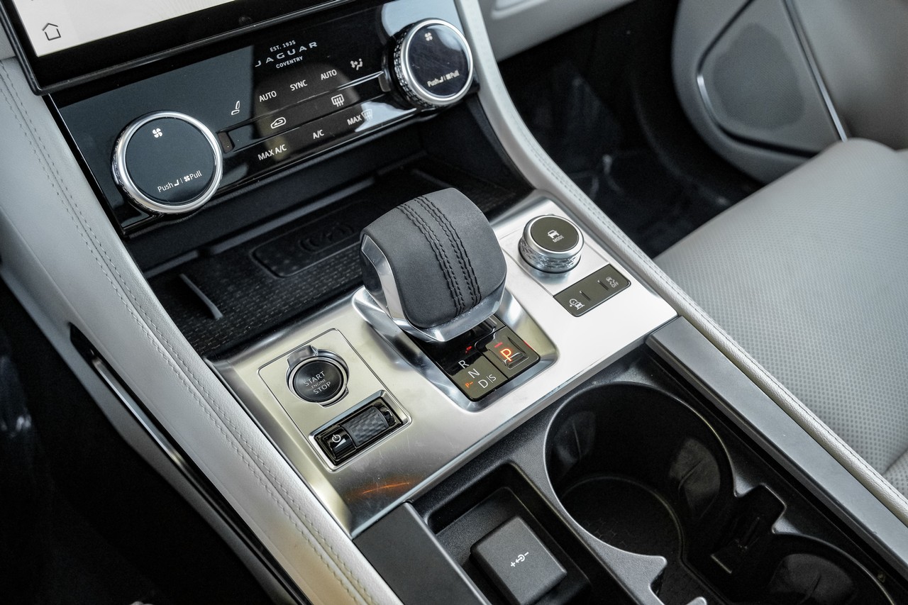 Jaguar F-PACE Vehicle Main Gallery Image 27