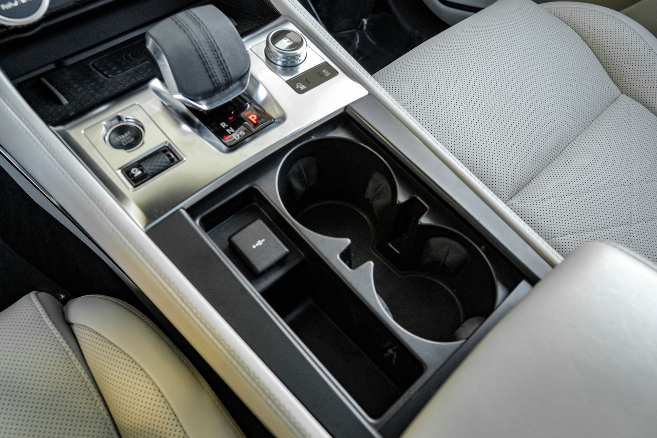 Jaguar F-PACE Vehicle Main Gallery Image 28