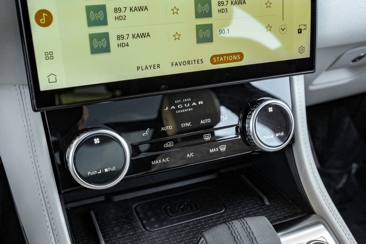 Jaguar F-PACE Vehicle Main Gallery Image 30